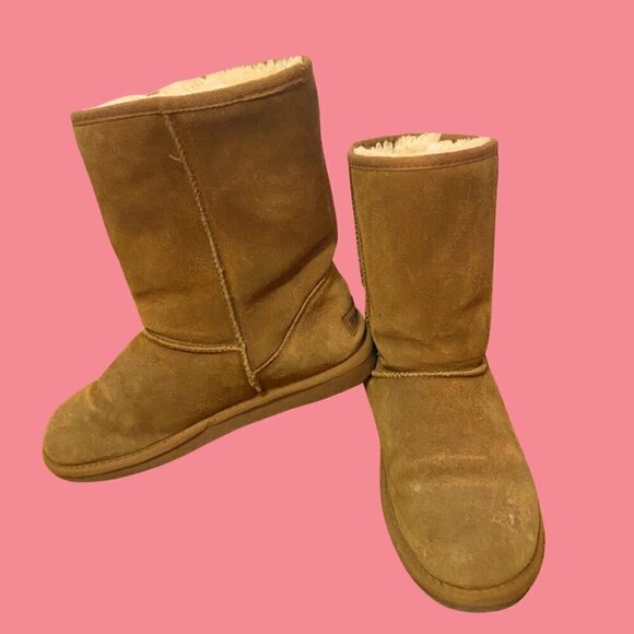 Minnetonka Sheepskin Lined Suede Boots - Size 9 | Cozy Winter Essential! 🔥 - Picture 3 of 8